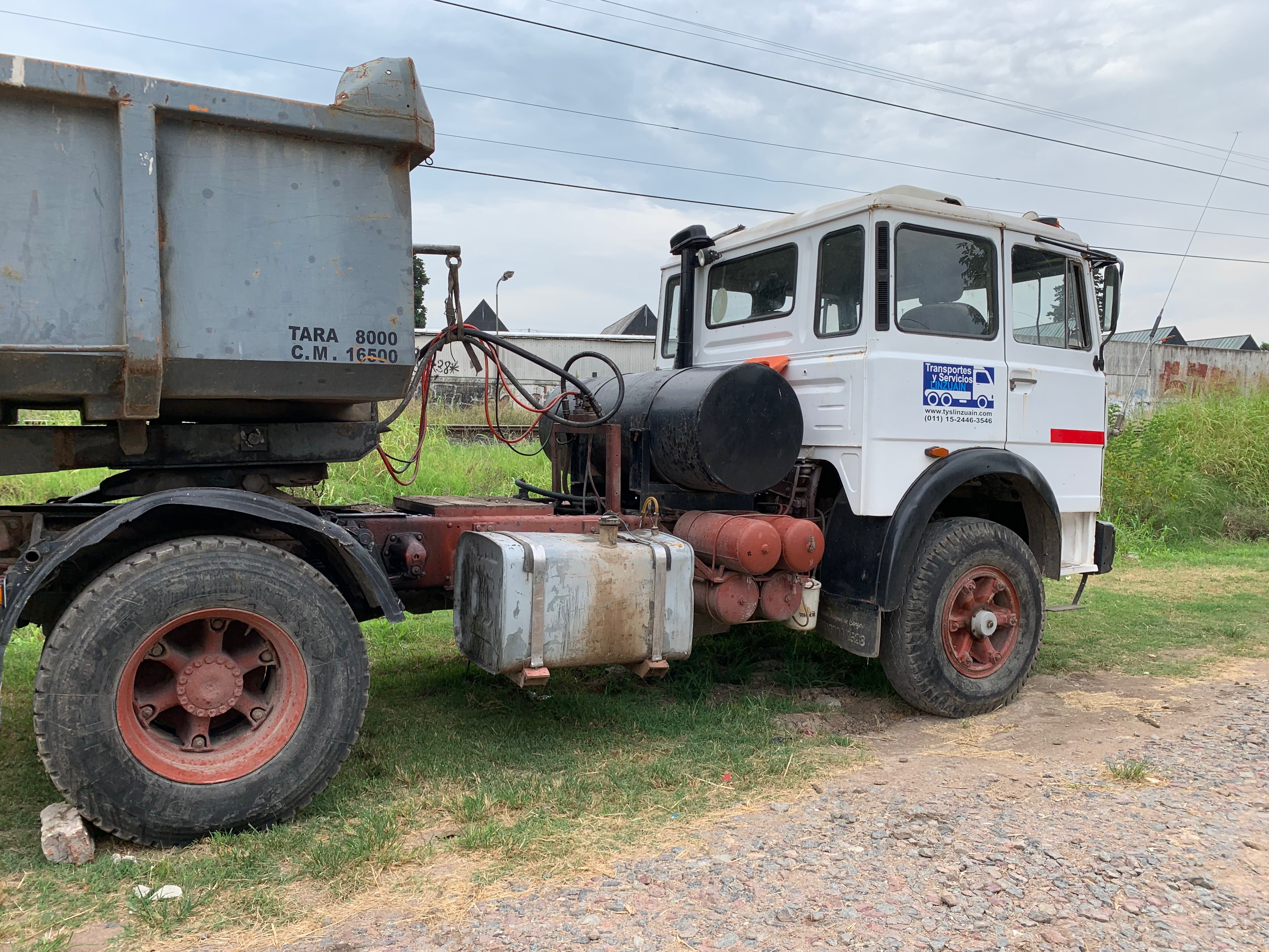 Camion tractor con batea volcadora / Equipo completo