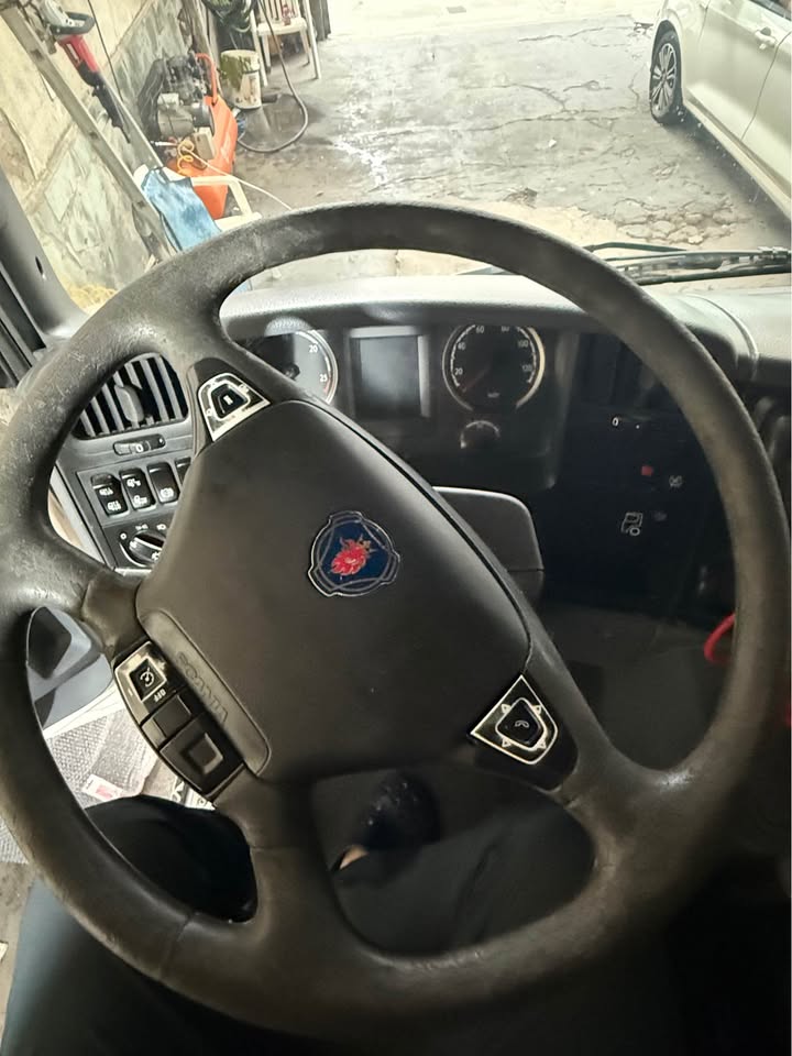 VENDO SCANIA P340 TRACTOR 4X2 CABINA DORMITORIO – PERMUTO MENOR VALOR