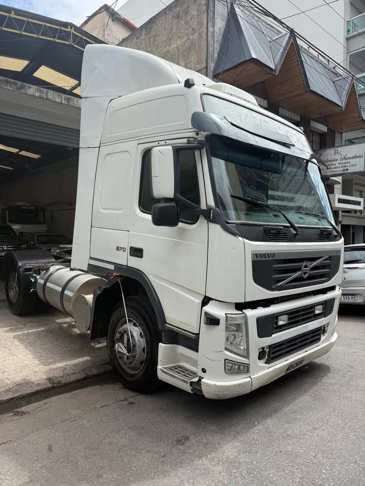 VOLVO FM 370 AÑO 2011 CAJA AUTOMATICA 4X2 TRACTOR – PERMUTO MENOR VALOR