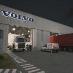 volvo taller nocturno afuera