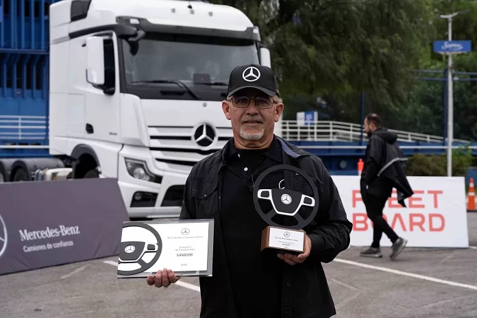 Cristian Martínez de Transporte Ibarra tuvo el premo al mejor conductor del camión Actros en el país.